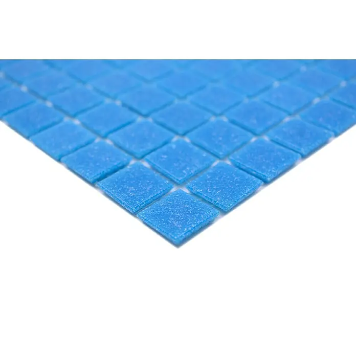Mosaikfliese Quadrat Crystal Uni GM A 31P - 32,7 x 30,5 cm, Blau, Glänzend - Nahaufnahme von quadratischen, hellblauen Mosaikfliesen, ideal für Badezimmer oder Küchen. Perfekt für stilvolle Akzente im Raum.