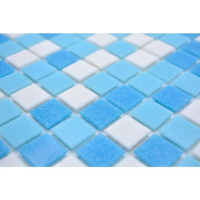 Mosaikfliese Quadrat Crystal Mix GM A 323P - 32,7 x 30,5 cm, Weiß/Blau, Glänzend - Nahaufnahme von hellblauen und weißen Mosaikfliesen, ideal für Badezimmer oder Küchen, die ein erfrischendes und stilvolles Dekor bieten.
