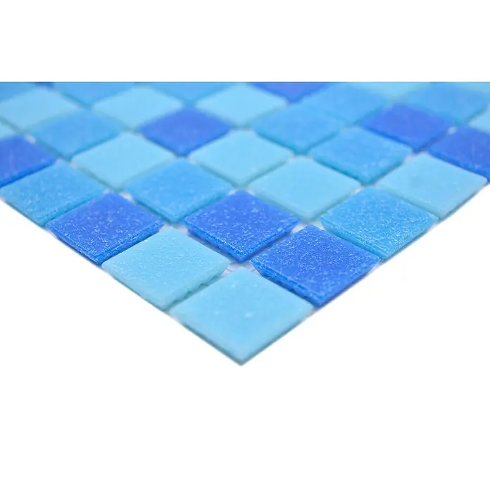 Mosaikfliese Quadrat Crystal Mix GM A 327P - 32,7 x 30,5 cm, Türkis/Blau, Glänzend - Nahaufnahme von hellblauen und dunkelblauen Glasmosaikfliesen, die sich ideal für Badezimmer- oder Poolprojekte eignen.