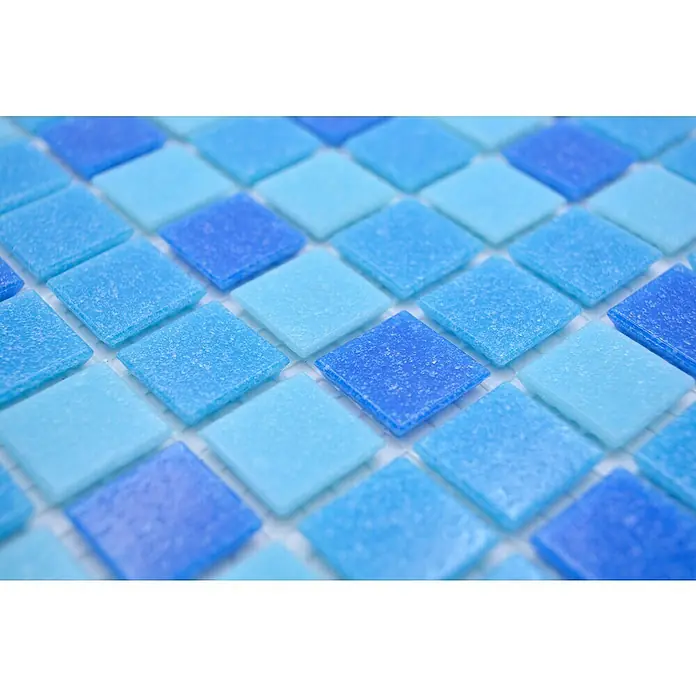 Mosaikfliese Quadrat Crystal Mix GM A 327P - 32,7 x 30,5 cm, Türkis/Blau, Glänzend - Nahaufnahme eines Mosaiks aus quadratischen, blau getönten Glasfliesen, die ein beruhigendes und stilvolles Muster bilden.