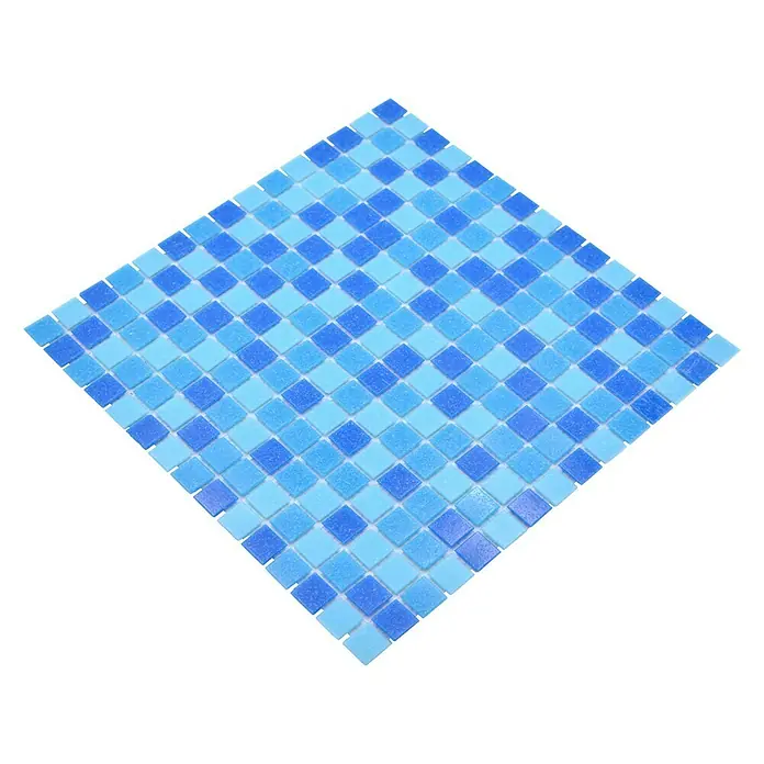 Mosaikfliese Quadrat Crystal Mix GM A 327P - 32,7 x 30,5 cm, Türkis/Blau, Glänzend - Quadratische Mosaikfliesen in verschiedenen Blautönen, ideal für Pool- oder Badgestaltungen, auf schwarzem Hintergrund präsentiert.