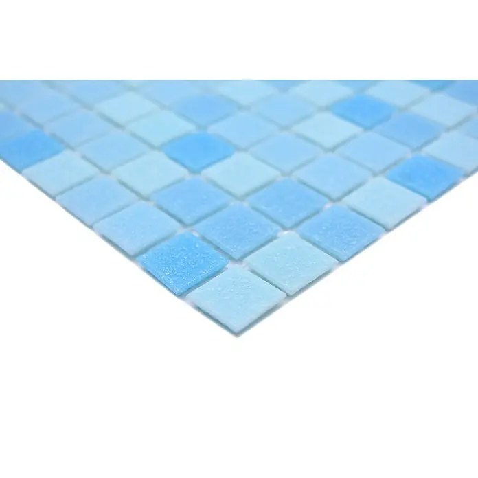 Mosaikfliese Quadrat Crystal Mix GM A 331P - 32,7 x 30,5 cm, Lichtblau, Glänzend - Nahaufnahme eines blauen Glasmosaiks, ideal für Badezimmer- oder Poolfliesen, das ein ruhiges und erfrischendes Ambiente schafft.
