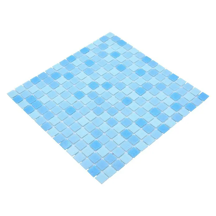 Mosaikfliese Quadrat Crystal Mix GM A 331P - 32,7 x 30,5 cm, Lichtblau, Glänzend - Nahaufnahme eines quadratischen Mosaikfliesenmusters in verschiedenen Blautönen, ideal für Badezimmer oder Poolbereiche.