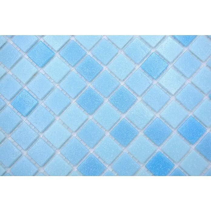 Mosaikfliese Quadrat Crystal Mix GM A 331P - 32,7 x 30,5 cm, Lichtblau, Glänzend - Nahaufnahme von hellblauen quadratischen Mosaikfliesen, die ein schönes, strukturiertes Muster für Badezimmerböden oder Wände bilden.