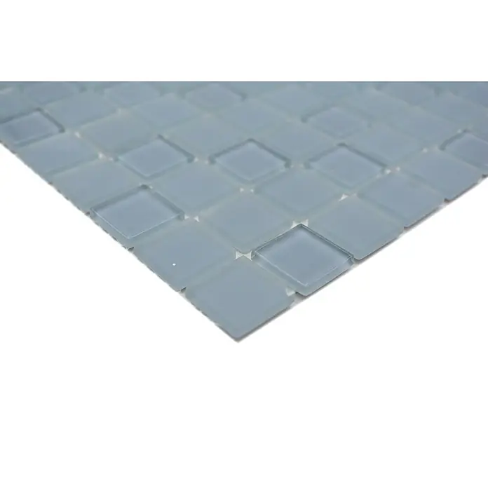 Selbstklebemosaik Quadrat Crystal Mix SAM 4CM18 - 30 x 30 cm, Grau, Matt - Nahaufnahme von quadratischen, hellblauen Glasmosaikfliesen auf einem Blatt, ideal für Badezimmer- oder Küchenrückwände.