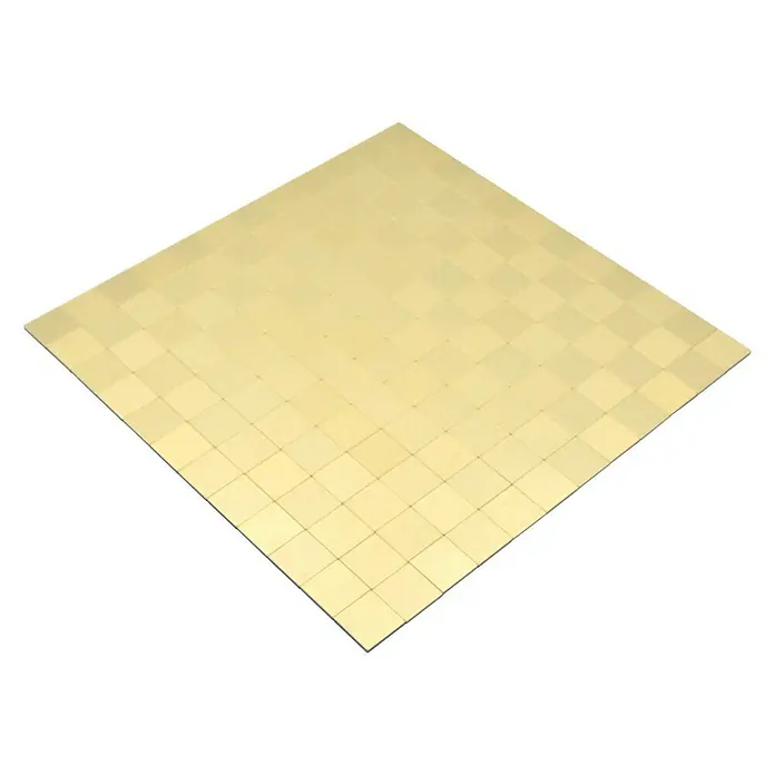 Selbstklebemosaik SAM 4GO25 - 30,5 x 30,5 cm, Gold, Glänzend - Nahaufnahme einer quadratischen, goldfarbenen Fliesenplatte mit einem subtilen Gittermuster auf einem eleganten schwarzen Hintergrund.