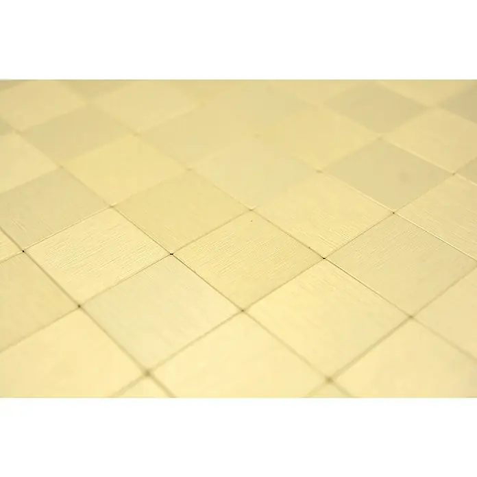 Selbstklebemosaik SAM 4GO25 - 30,5 x 30,5 cm, Gold, Glänzend - Nahaufnahme eines Schachbrettmusters, das die Textur und die subtilen Schattierungen der quadratischen Felder hervorhebt.