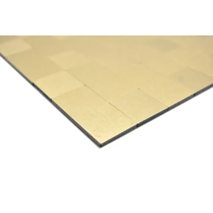 Selbstklebemosaik SAM 4GO87 - 30,5 x 30,5 cm, Gold, Glänzend - Nahaufnahme eines goldenen Schachbretts mit quadratischen Feldern, das die Eleganz und Präzision des Spiels widerspiegelt.