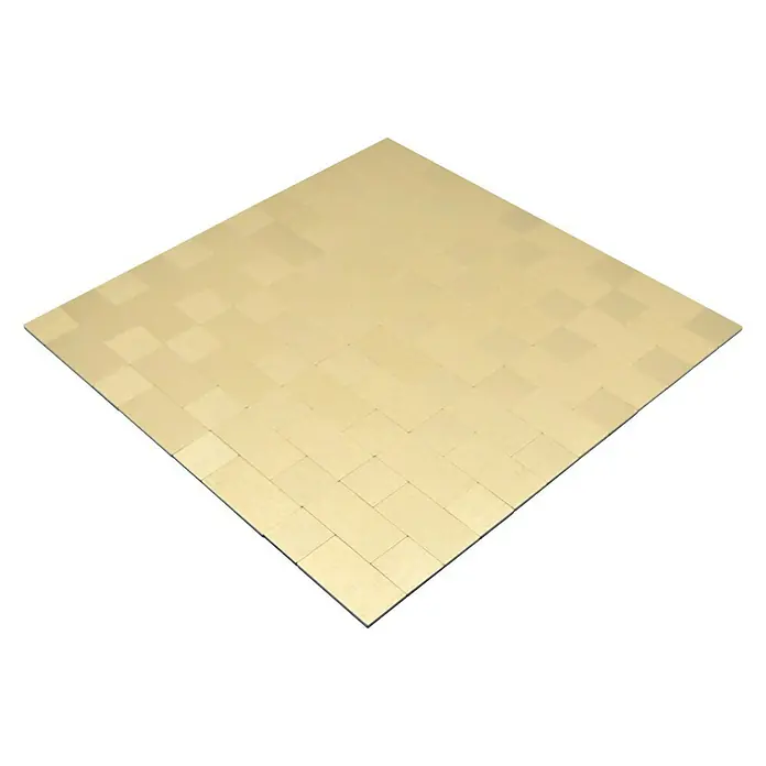 Selbstklebemosaik SAM 4GO87 - 30,5 x 30,5 cm, Gold, Glänzend - Das Bild zeigt eine quadratische Fläche, die aus zahlreichen kleinen, rechteckigen, hellbraunen Blöcken zusammengesetzt ist und ein Schachbrettmuster bildet.