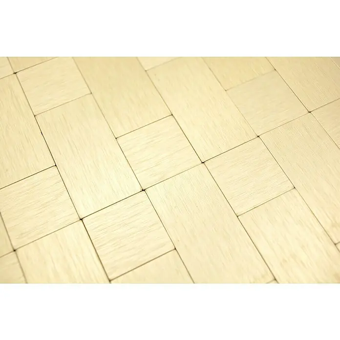 Selbstklebemosaik SAM 4GO87 - 30,5 x 30,5 cm, Gold, Glänzend - Helles Holzparkett mit rechteckigen und quadratischen Stücken, die ein einzigartiges Muster bilden. Die Textur des Holzes ist gut sichtbar.
