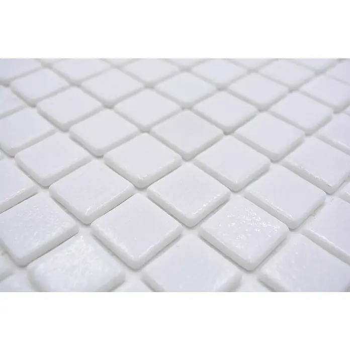 Mosaikfliese Eco Blanco VP100PAT - 31,6 x 31,6 cm, Weiß, Matt - Nahaufnahme von weißen quadratischen Mosaikfliesen, die ein sauberes und modernes Muster für Badezimmer oder Küchenrückwände ergeben.