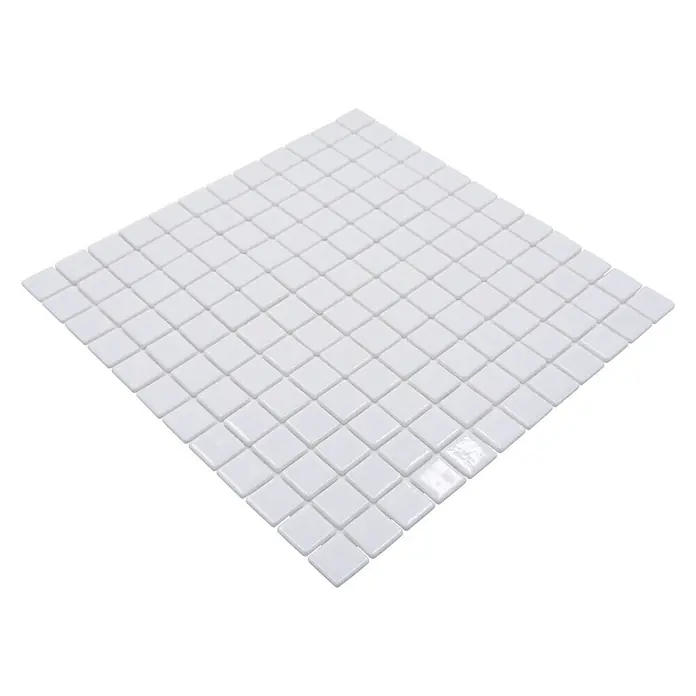 Mosaikfliese Eco Blanco VP100PUR - 31,6 x 31,6 cm, Weiß, Glänzend - Weiße Mosaikfliesen quadratisch auf schwarzem Hintergrund, ideal für Badezimmer oder Küchen. Glatte Oberfläche reflektiert Licht.