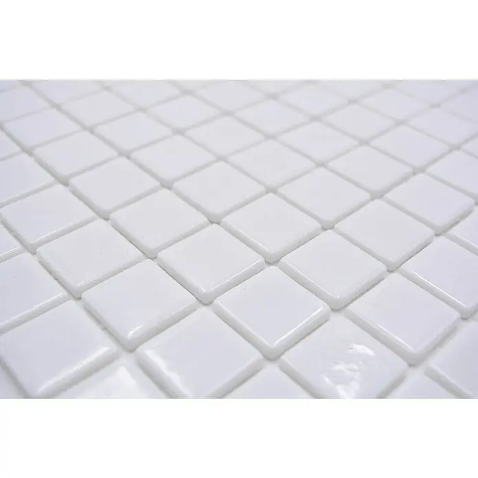 Mosaikfliese Eco Blanco VP100PUR - 31,6 x 31,6 cm, Weiß, Glänzend - Nahaufnahme von glänzenden, quadratischen, weißen Mosaikfliesen, die ein sauberes und modernes Erscheinungsbild für Badezimmer oder Küchen bieten.
