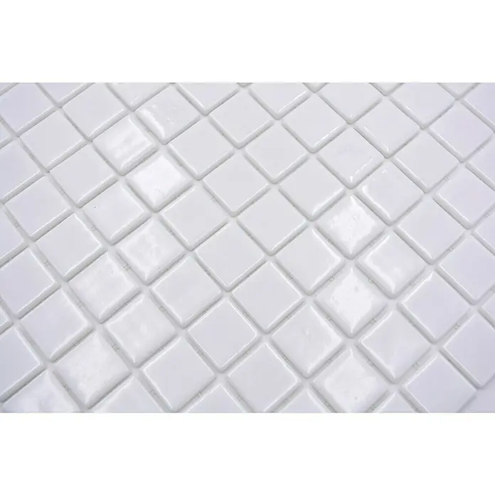 Mosaikfliese Eco Blanco VP100PUR - 31,6 x 31,6 cm, Weiß, Glänzend - Nahaufnahme von glänzenden, weißen Mosaikfliesen, die ein elegantes und sauberes Design für moderne Innenräume bieten.