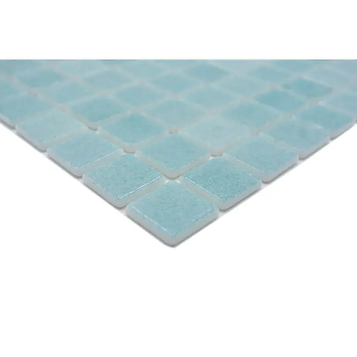 Mosaikfliese Eco Niebla VP503PAT - 31,6 x 31,6 cm, Karibikgrün, Matt - Nahaufnahme von hellblauen quadratischen Mosaikfliesen, die sich ideal für Küchenrückwände und Badezimmer eignen.