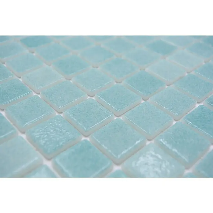 Mosaikfliese Eco Niebla VP503PAT - 31,6 x 31,6 cm, Karibikgrün, Matt - Nahaufnahme von hellblauen quadratischen Glasmosaikfliesen, die sich für Badezimmer- oder Küchenrückwände eignen.