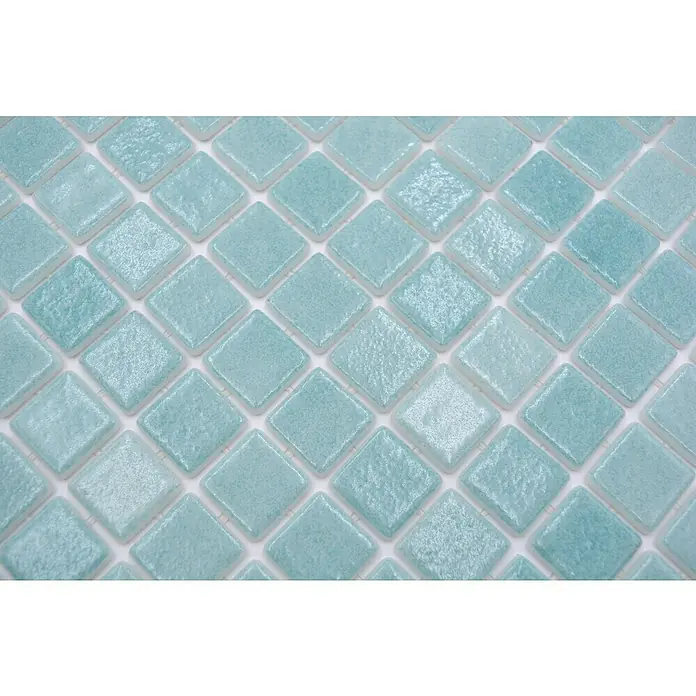 Mosaikfliese Eco Niebla VP503PAT - 31,6 x 31,6 cm, Karibikgrün, Matt - Nahaufnahme von schimmernden, türkisfarbenen Mosaikfliesen, die ein faszinierendes Muster für Badezimmer oder Küchenrückwände bilden.