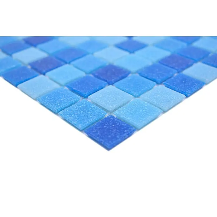 Mosaikfliese Quadrat Crystal Mix GM A 339P - 32,7 x 30,5 cm, Blau/Dunkelblau, Glänzend - Nahaufnahme von blauen quadratischen Mosaikfliesen mit verschiedenen Blautönen, ideal für Badezimmer- und Küchengestaltung.
