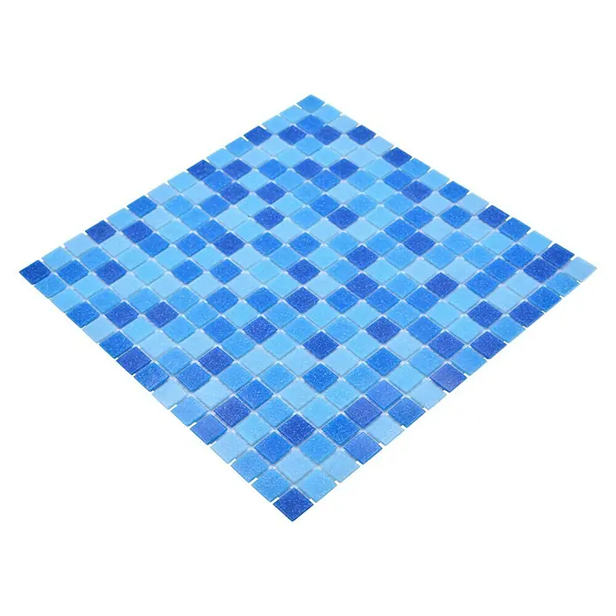 Mosaikfliese Quadrat Crystal Mix GM A 339P - 32,7 x 30,5 cm, Blau/Dunkelblau, Glänzend - Nahaufnahme eines Mosaiks aus blauen Fliesen, ideal für Pool- oder Badezimmerdesigns, mit einer Mischung aus hellen und dunklen Blautönen.