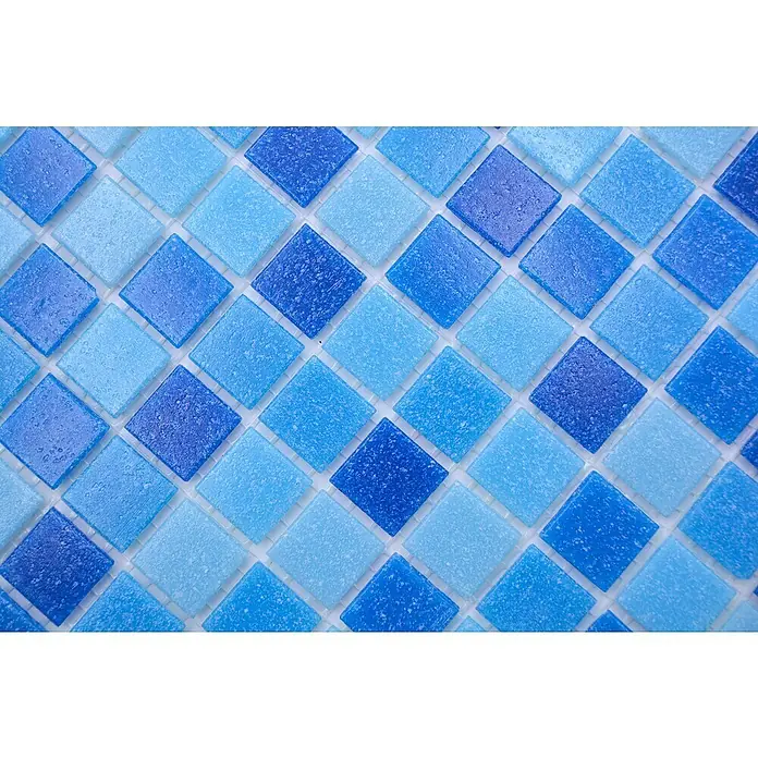 Mosaikfliese Quadrat Crystal Mix GM A 339P - 32,7 x 30,5 cm, Blau/Dunkelblau, Glänzend - Nahaufnahme von hellblauen und dunkelblauen quadratischen Glasmosaikfliesen, die auf einem Badezimmerboden oder einer Duschwand angebracht werden können.