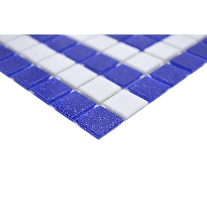 Mosaikfliese Quadrat Crystal GM BO 16P - 21,7 x 21,7 cm, Weiß/Dunkelblau, Glänzend - Nahaufnahme von blau-weißen Mosaikfliesen. Die glänzenden quadratischen Fliesen sind in einem Schachbrettmuster angeordnet.