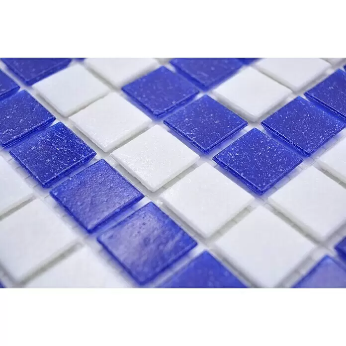 Mosaikfliese Quadrat Crystal GM BO 16P - 21,7 x 21,7 cm, Weiß/Dunkelblau, Glänzend - Blaue und weiße Glasmosaikfliesen im Schachbrettmuster.