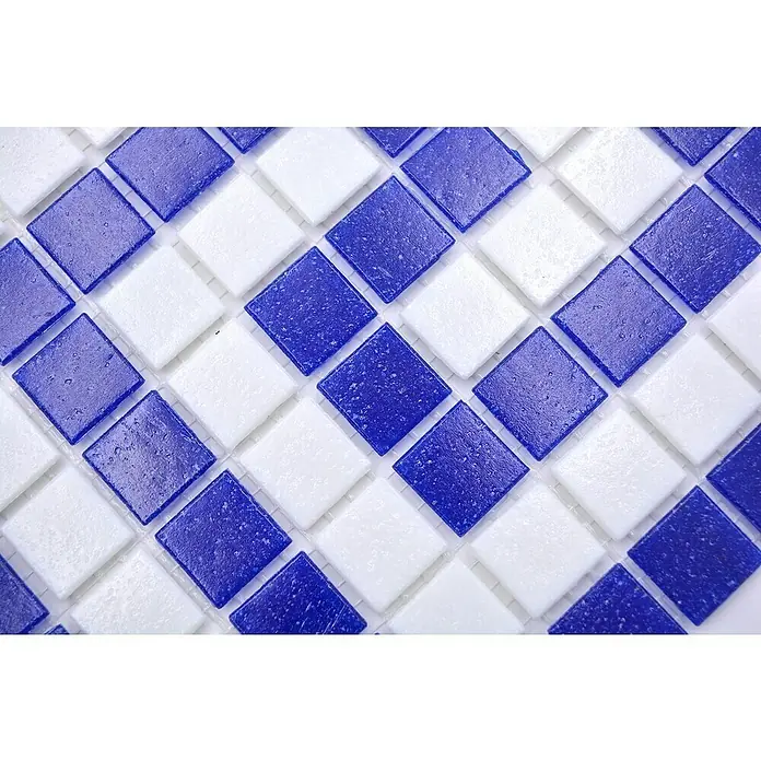 Mosaikfliese Quadrat Crystal GM BO 16P - 21,7 x 21,7 cm, Weiß/Dunkelblau, Glänzend - Nahaufnahme von blauen und weißen Glasmosaikfliesen, die ein geometrisches Rautenmuster bilden. Ideal für moderne Badezimmer oder Küchenrückwände.