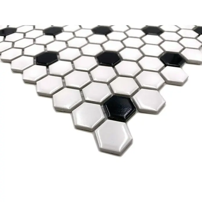 Mosaikfliese Hexagon Mix HX 045 - 26 x 30 cm, Weiß/Schwarz, Glänzend - Detailansicht eines Musters aus schwarzen und weißen sechseckigen Fliesen. Die Fliesen bilden ein modernes und stilvolles Mosaik.