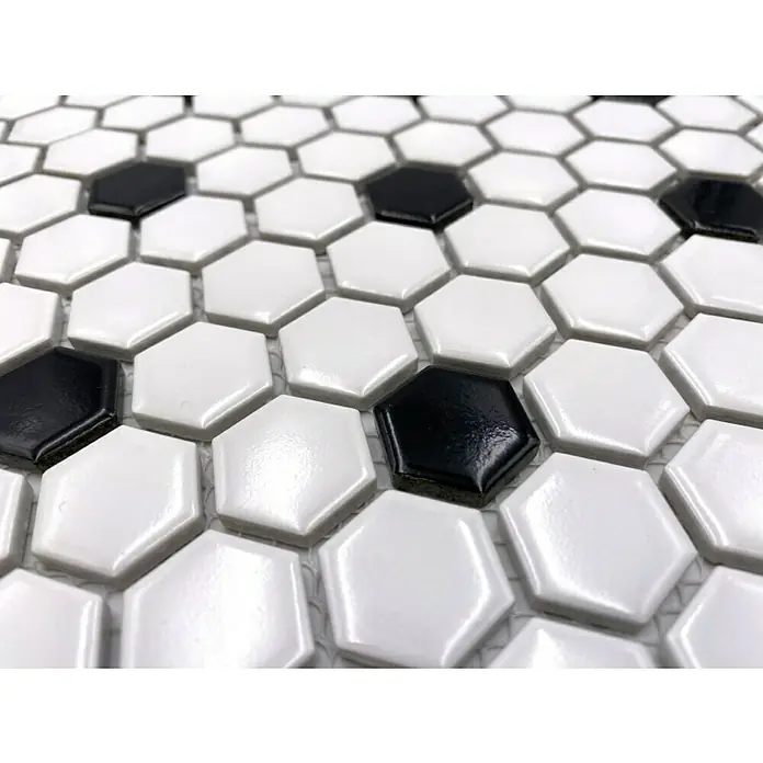 Mosaikfliese Hexagon Mix HX 045 - 26 x 30 cm, Weiß/Schwarz, Glänzend - Nahaufnahme von schwarzen und weißen Sechseck-Fliesen, die ein geometrisches Muster bilden und sich ideal für Bodenbeläge eignen.