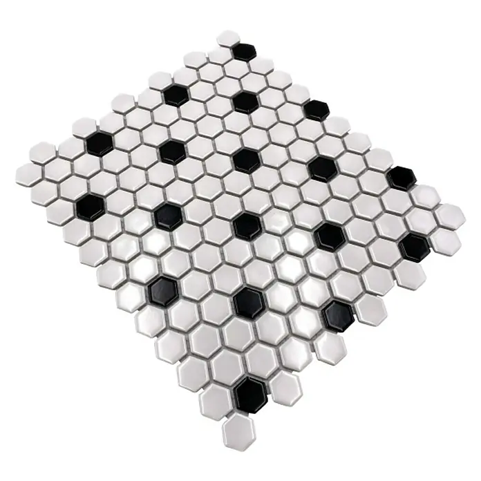 Mosaikfliese Hexagon Mix HX 045 - 26 x 30 cm, Weiß/Schwarz, Glänzend - Nahaufnahme eines Musters aus weißen und schwarzen sechseckigen Mosaikfliesen, ideal für Bad oder Küche.