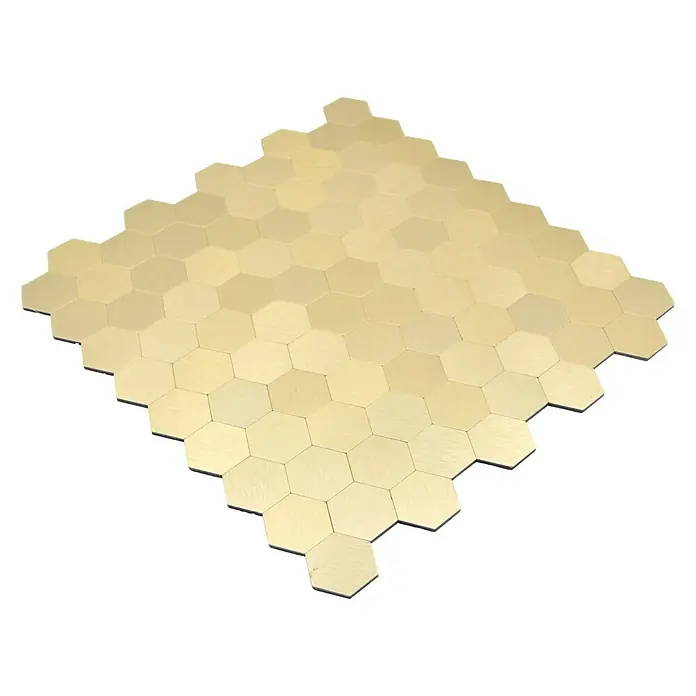Selbstklebemosaik SAM 4GOHX - 28 x 29 cm, Gold, Glänzend - Eine Nahaufnahme eines Musters aus goldenen Sechsecken, die ein dekoratives Element oder eine Oberfläche bilden. Das Muster ist gleichmäßig und ansprechend.