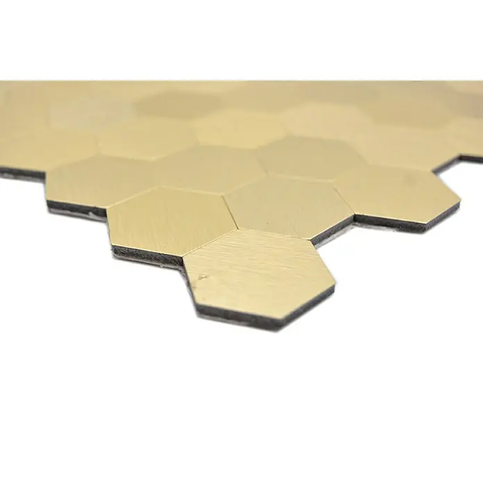 Selbstklebemosaik SAM 4GOHX - 28 x 29 cm, Gold, Glänzend - Nahaufnahme von Goldfarbenen Hexagon Mosaikfliesen. Ideal für ein modernes und stilvolles Design in jedem Raum.