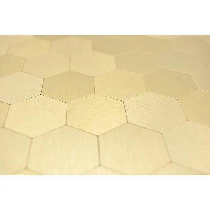 Selbstklebemosaik SAM 4GOHX - 28 x 29 cm, Gold, Glänzend - Nahaufnahme eines goldenen, sechseckigen Fliesenmusters, das ein modernes und stilvolles Design für Innenräume bietet.