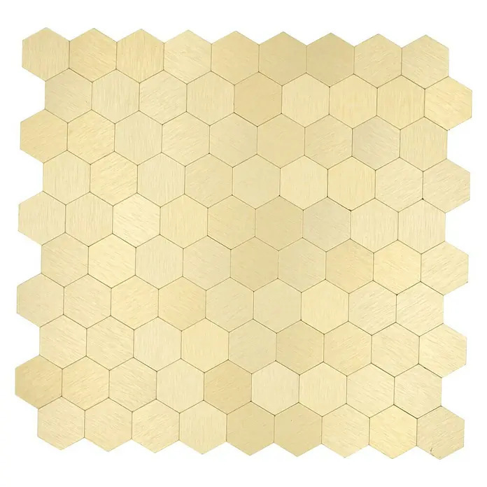 Selbstklebemosaik SAM 4GOHX - 28 x 29 cm, Gold, Glänzend - Nahaufnahme einer quadratischen Anordnung aus beigefarbenen, sechseckigen Holzfliesen, die ein modernes und natürliches Wanddekor bilden.