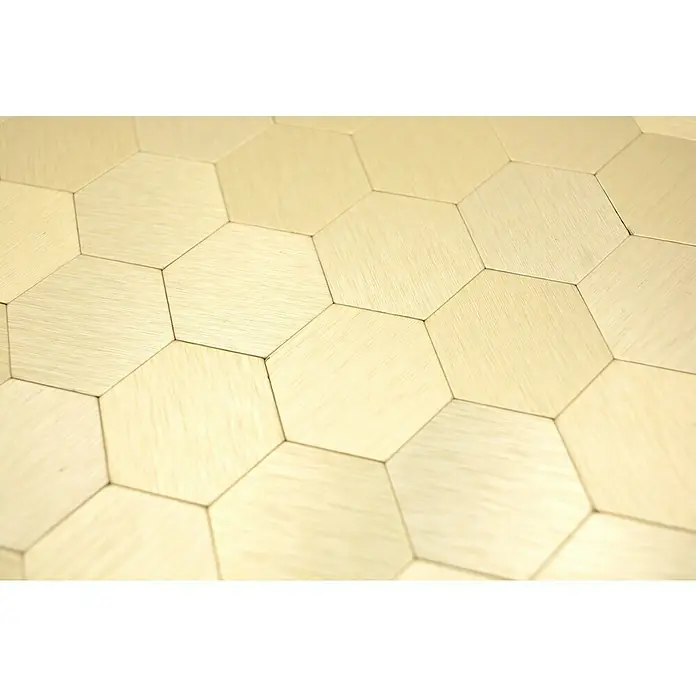 Selbstklebemosaik SAM 4GOHX - 28 x 29 cm, Gold, Glänzend - Nahaufnahme von goldenen, sechseckigen Wandfliesen. Ein stilvolles und modernes Design für jeden Raum.