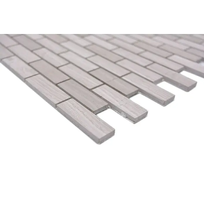 Selbstklebemosaik SAM 4NM72 - 30 x 30,5 cm, Grau, Glänzend - Nahaufnahme von rechteckigen, hellgrauen Steinmosaikfliesen, die ein modernes und elegantes Design für die Wandgestaltung bieten.