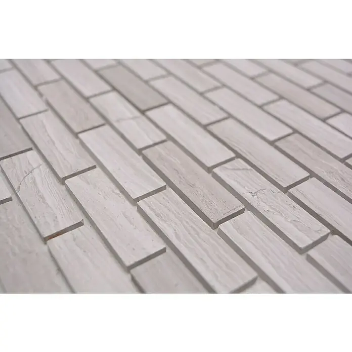 Selbstklebemosaik SAM 4NM72 - 30 x 30,5 cm, Grau, Glänzend - Nahaufnahme eines Musters aus rechteckigen, weißen Marmorfliesen, die diagonal verlegt sind und ein elegantes, modernes Design präsentieren.