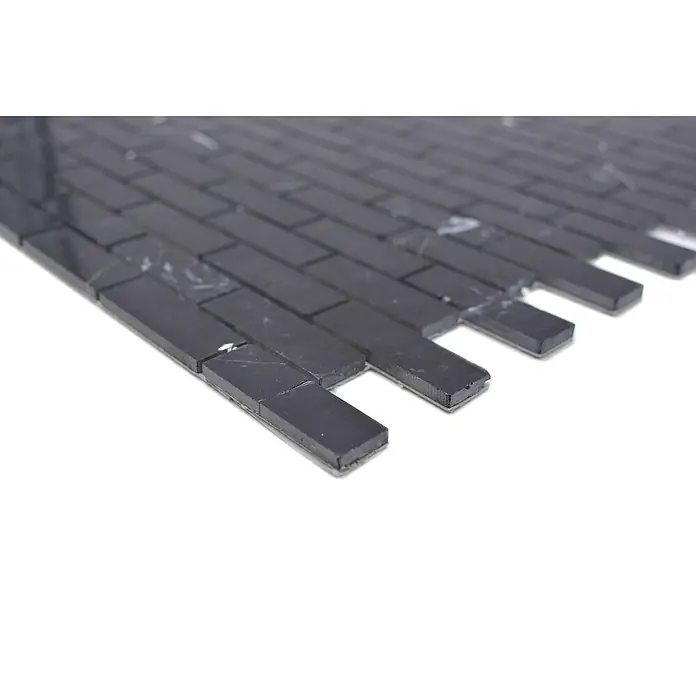 Selbstklebemosaik SAM 4NM82 - 30 x 30,5 cm, Schwarz, Glänzend - Nahaufnahme eines Mosaiks aus dunklen, rechteckigen Steinen mit feinen, weißen Marmorierungen auf einem weißen Untergrund.