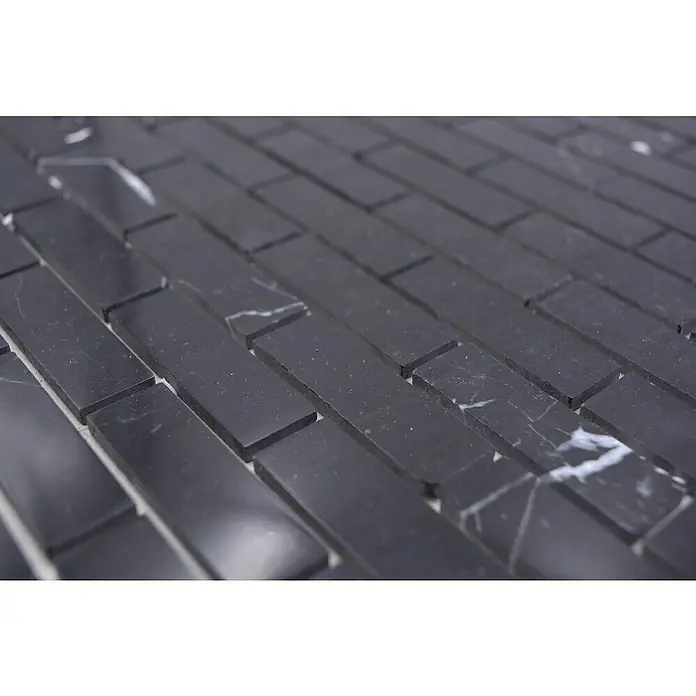 Selbstklebemosaik SAM 4NM82 - 30 x 30,5 cm, Schwarz, Glänzend - Nahaufnahme von schwarzen Marmor-Mosaikfliesen im Fischgrätenmuster, ideal für stilvolle Wand- und Bodengestaltungen mit eleganter Marmorierung.