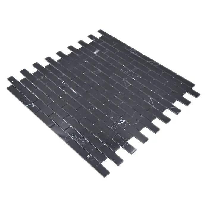 Selbstklebemosaik SAM 4NM82 - 30 x 30,5 cm, Schwarz, Glänzend - Nahaufnahme eines Mosaikfliesenmusters in dunklem Marmor mit weißen Akzenten auf schwarzem Hintergrund.