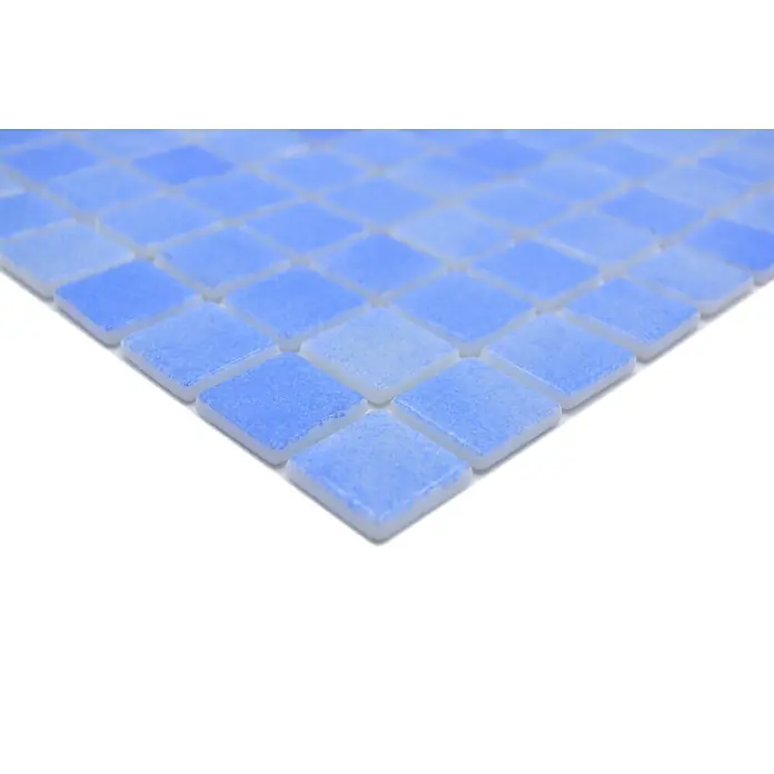 Mosaikfliese Eco Niebla VP110PAT - 31,6 x 31,6 cm, Himmelblau, Matt - Nahaufnahme von blau-weißen Mosaikfliesen, die ein attraktives und modernes Designelement für jeden Raum bieten.