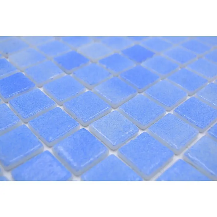Mosaikfliese Eco Niebla VP110PAT - 31,6 x 31,6 cm, Himmelblau, Matt - Nahaufnahme von quadratischen blauen Mosaikfliesen mit einer leicht unregelmäßigen Textur, ideal für Badezimmer- oder Küchenrückwände.