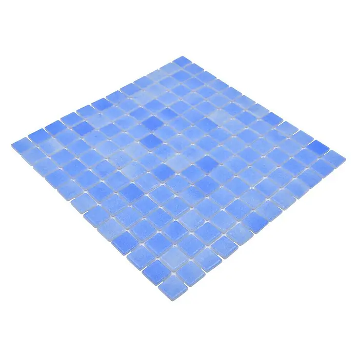 Mosaikfliese Eco Niebla VP110PAT - 31,6 x 31,6 cm, Himmelblau, Matt - Nahaufnahme eines quadratischen Mosaiks in verschiedenen Blautönen, ideal für Badezimmer oder Schwimmbäder.