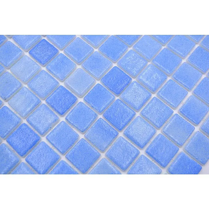 Mosaikfliese Eco Niebla VP110PAT - 31,6 x 31,6 cm, Himmelblau, Matt - Nahaufnahme von hellblauen quadratischen Mosaikfliesen mit leicht unebener Textur und weißen Fugen, ideal für Badezimmer- und Küchenrückwände.
