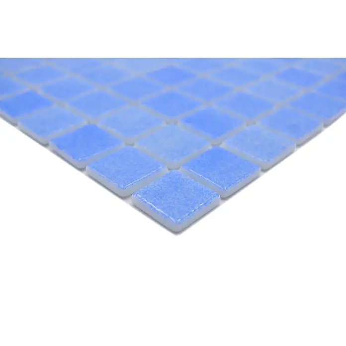Mosaikfliese Eco Niebla VP110PUR - 31,6 x 31,6 cm, Himmelblau, Glänzend - Nahaufnahme von blauem Mosaikfliesen, die ein subtiles und elegantes Muster für Badezimmer oder Küchenrückwände bieten.