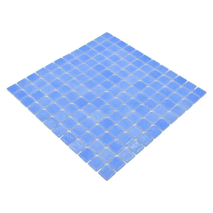 Mosaikfliese Eco Niebla VP110PUR - 31,6 x 31,6 cm, Himmelblau, Glänzend - Nahaufnahme einer quadratischen hellblauen Mosaikfliese, perfekt für stilvolle Badezimmer- oder Küchenrückwände.