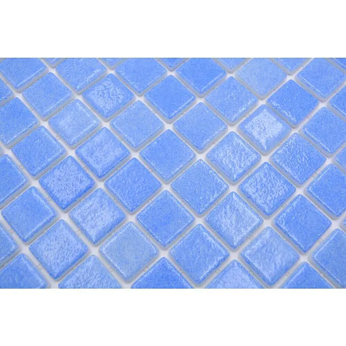 Mosaikfliese Eco Niebla VP110PUR - 31,6 x 31,6 cm, Himmelblau, Glänzend - Nahaufnahme von quadratischen, hellblauen Mosaikfliesen mit leicht strukturierter Oberfläche, ideal für Badezimmer oder Küchen.