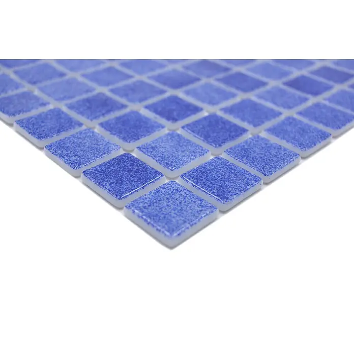 Mosaikfliese Eco Niebla VP508PUR - 31,6 x 31,6 cm, Meeresblau, Glänzend - Nahaufnahme eines Musters blauer Mosaikfliesen.