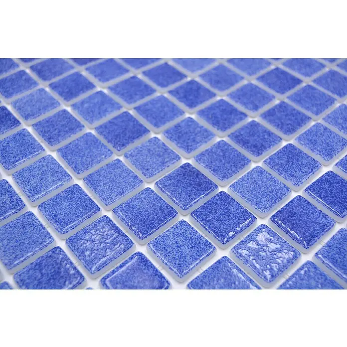 Mosaikfliese Eco Niebla VP508PUR - 31,6 x 31,6 cm, Meeresblau, Glänzend - Nahaufnahme von blauen Mosaikfliesen mit einer leicht gesprenkelten Textur, die ein dekoratives Muster für Badezimmer oder Küchen ergibt.