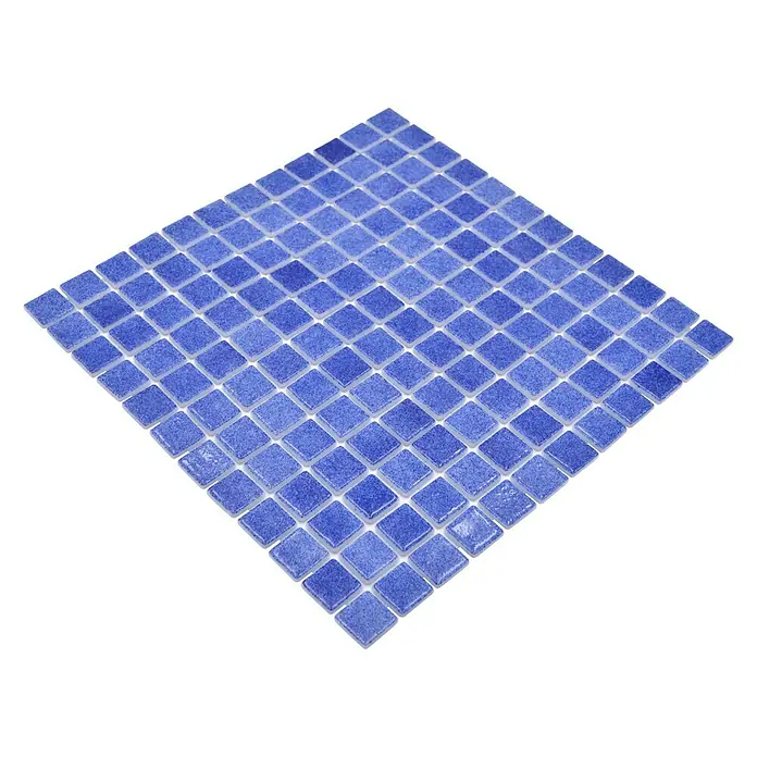 Mosaikfliese Eco Niebla VP508PUR - 31,6 x 31,6 cm, Meeresblau, Glänzend - Nahaufnahme einer blauen Mosaikfliese mit kleinen quadratischen Fliesen, die ein geometrisches Muster bilden. Ideal für Wand- oder Bodenbeläge.